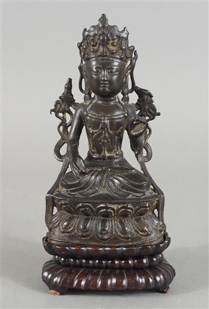 Scultura in bronzo raffigurante Dea tibetana. Tarda dinastia Ming. H. cm. 20.