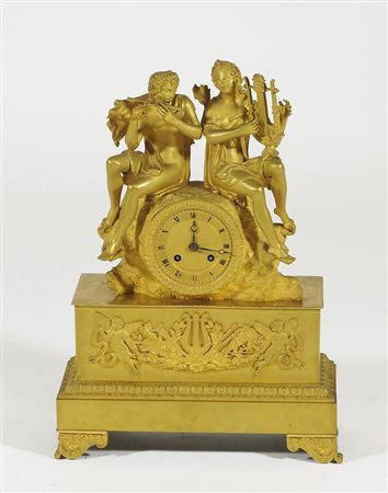 Orologio da tavolo in bronzo dorato con figure di suonatori e con campana in...
