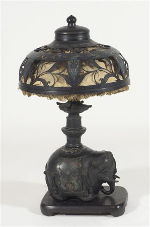 Lampada da tavolo in bronzo a lavorazione cloisonnè con figura di elefante....