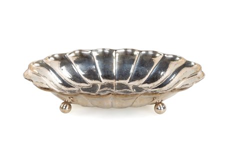 
 

Silver centerpiece from Romeo Miracoli