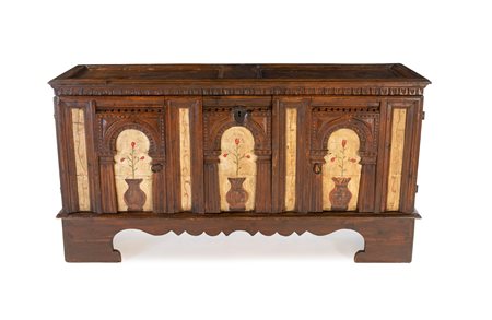 
 

Chest with carved and painted facade from 18th century