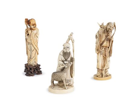 LOTTO DI TRE STATUINE IN AVORIO Lotto composto da tre statuine orientali in...