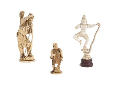 LOTTO DI TRE STATUINE IN AVORIO Lotto composto da tre statuine orientali in...