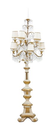 CANDELABRO Candelabro in legno laccato e dorato sormontato da lampada in...