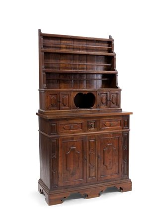 PICCOLA CREDENZA Credenza in noce a due corpi; parte superiore a tre piani a...