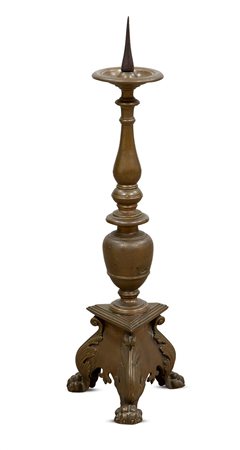 CANDELABRO Candelabro a rocchetto in bronzo, Toscana, epoca XVIII secolo;...