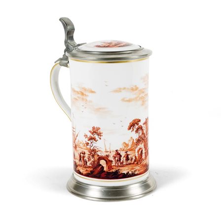 TANKARD Tankard in porcellana di Meissen, dipinto con paesaggi e scene di...