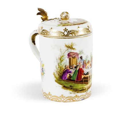 TANKARD Tankard in porcellana di Meissen, dipinto con scene di banchetto,...