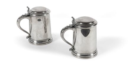 COPPIA DI TANKARD Coppia di tankard in argento 925 millesimi di gusto inglese...