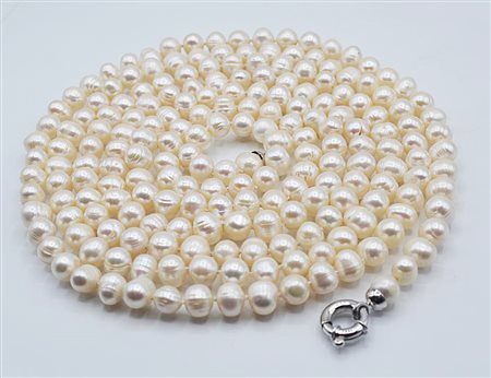 COLLANA DI PERLE D'ACQUA DOLCE E ARGENTO lunga collana realzizzata da una...