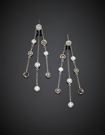 Orecchini pendenti con tre catenelle in oro bianco, diamanti incolori per compl