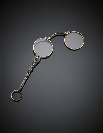 Lorgnette in oro giallo e bianco con diamanti a mezza rosetta e smeraldi calibr