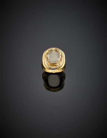 Anello in oro giallo con zaffiro giallo a cuscino di ct. 9,30 circa, g 11,74 mi