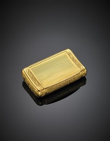 Snuff-box sagomata in oro giallo scanalato con riserve cesellate a decoro flore