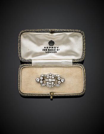 ASPREY LONDON
Spilla in platino rifinita con diamanti rotondi per complessivi c