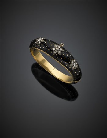 Bracciale in oro giallo e smalto nero rifinito con tre stelle in diamanti a mez