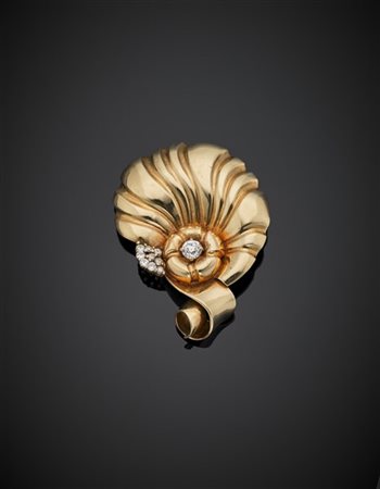 Broche a fiore e volute in oro giallo rifinita con diamanti per complessivi ct.