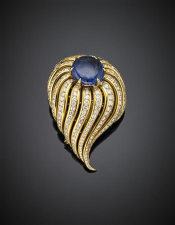 Broche in oro giallo con zaffiro centrale cabochon di ct. 12 circa e diamanti p