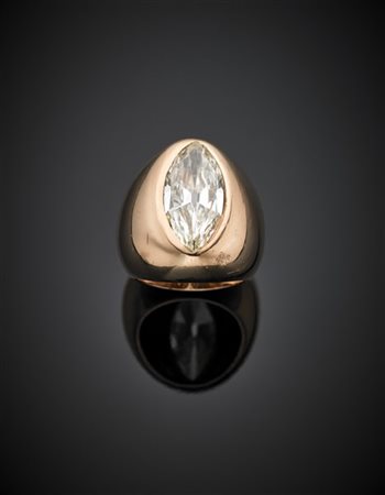 Anello in oro rosso con diamante a navette di ct. 5,08, g 20,03 misura 14/54.