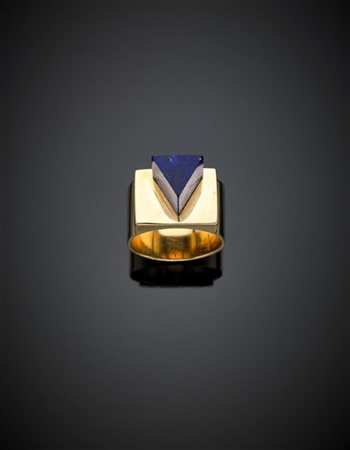 HANS HOLLEIN
Anello in oro giallo e lapislazzuli g 12,40 misura 15/55. Logato e