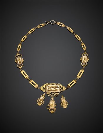 Collier modulare in lastra d'oro giallo sbalzato e cesellato con centrale rifin