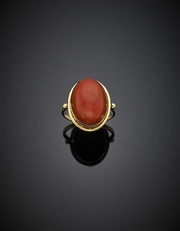 Anello in oro giallo e corallo rosso/arancione cabochon ovale di mm 18x13 circa