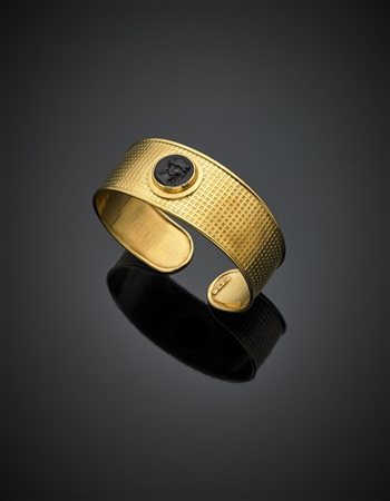 UNOAERRE
Bracciale in oro giallo alla schiava con cammeo in onice g 18,29, diam