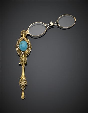 Lorgnette in oro giallo 585/1000 rifinita in diamanti, al centro un turchese ov