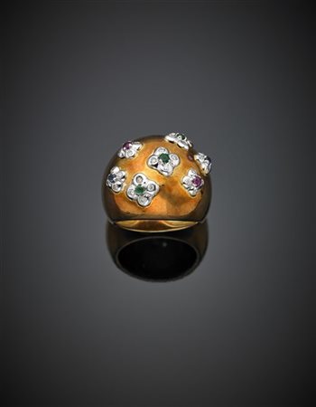 Anello in oro rosso con fiorellini in oro bianco, diamanti e gemme varie, g 15,