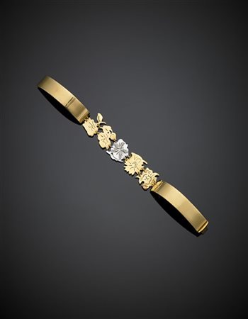 Bracciale semirigido apribile, in oro giallo e bianco, g 25,21, diam. cm 5,50.