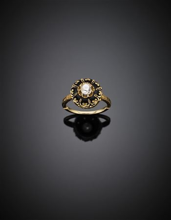 Anello in oro giallo rifinito con smalto nero e diamante a cuscino centrale di