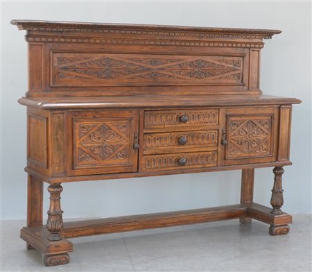 Credenza con alzata a tre cassetti e due ante scolpite a volute con montanti to