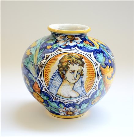 Vaso di forma globulare in maiolica policroma con decoro a raffaellesche (cm d