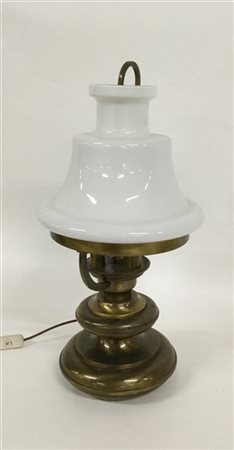 Lampada da tavolo in metallo a tre luci con diffusore in vetro lattimo (h cm 65