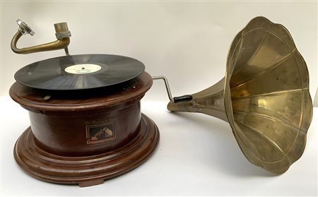 Grammofono marcato His Master's Voice, cassa in legno e tromba in metallo  (dife, Il Ponte Casa d'Aste