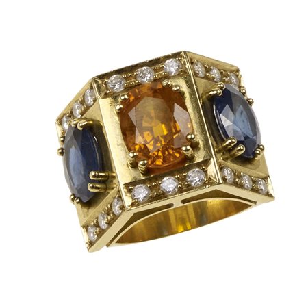 ANELLO IN ORO GIALLO, ZAFFIRI E DIAMANTI realizzato a fascia geometrica in...