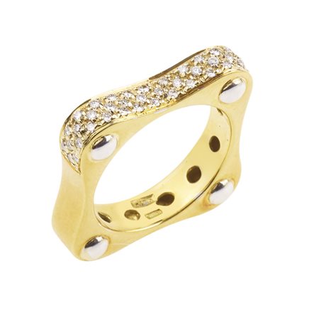 ANELLO IN ORO GIALLO E DIAMANTI realizzato come una fascia quadrangolare...