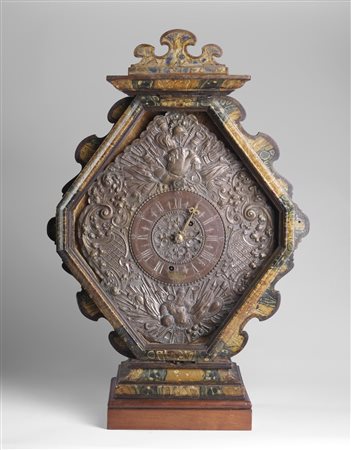 MANIFATTURA TEDESCA DEL XVII SECOLO  Orologio "Telleruhr" in rame sbalzato e argentato a raffigurare trofei d'armi e decorazione fogliacee.