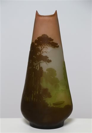 EMILE GALLE' Vaso troncoconico in vetro doppio, decorato con paesaggio lacustre e alberi nei toni del verde e del bronzo, finemente inciso ad acido su fondo verde. .