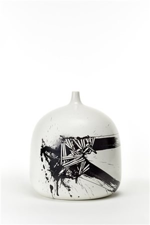 Emilio Scanavino Vaso in ceramica smaltata e decorata in nero su fondo bianco. M