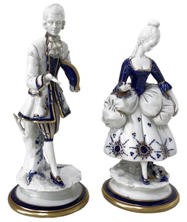 Coppia di statuette in porcellana di Capodimonte, XX Secolo. Dama e...