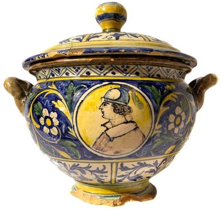 Zuppiera in maiolica di Caltagirone, inizi XX Secolo. Nei colori blu, bianco...