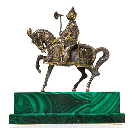 Miniatura in argento vermail. Cavaliere a cavallo. Base in malachite. H cm...