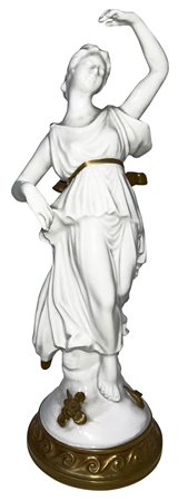 Statuetta in porcellana in colore bianco e oro. Dama in posa. H Cm 18. 1942