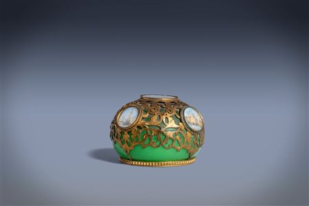 Fermacarte in vetro verde, con decorazioni in bronzo e 4 miniature con vedute di Venezia (una mancante), prima metà secolo XIX