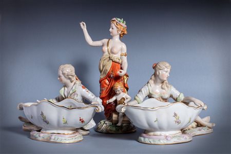 Gruppo di tre oggetti in porcellana, secolo XX: scultura raffigurante figura allegorica femminile e due salsiere con dama e gentiluomo