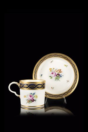 Manifattura di Vienna, secolo XIX. Tazza con piattino in porcellana profilata i