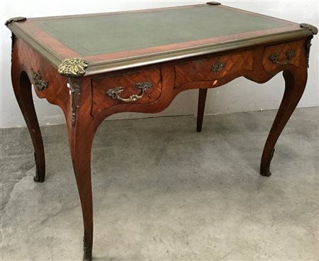 Bureau plat in stile Luigi XV lastronato e con applicazioni in bronzo, fascia m