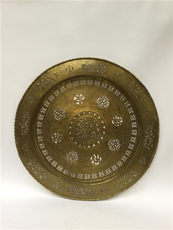 Grande piatto in metallo dorato e traforato decorato a simboli di buon auspicio