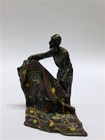 Da Franz Bergmann 
"Venditore di tappeti" 
Scultura in bronzo firmata alla base